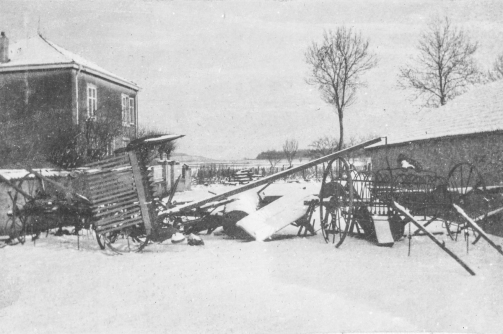 Barricade à l'entrée de Brin-sur-Seille (Meurthe-et-Moselle) durant la Première Guerre mondiale. Photographie extraite d'un album appartenant à un militaire du 234e régiment d'infanterie illustrant ses campagnes principalement en Lorraine à l'est de Nancy et dans le secteur de Verdun.